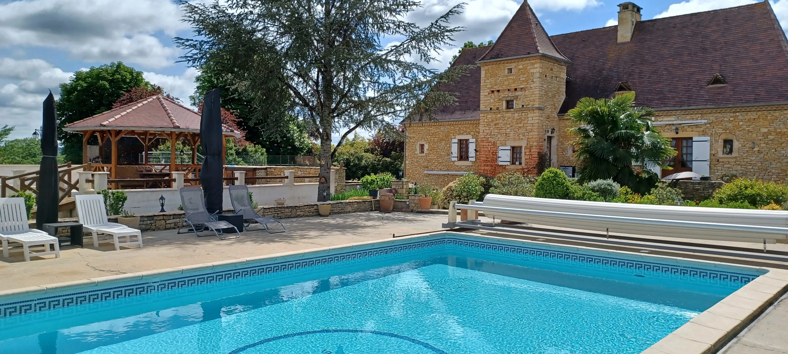 Piscine du gîte en Dordogne près de Sarlat – Domaine Le Magnolia